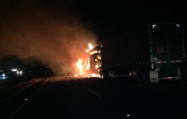 Se incendia tráiler en Carretera México-Querétaro