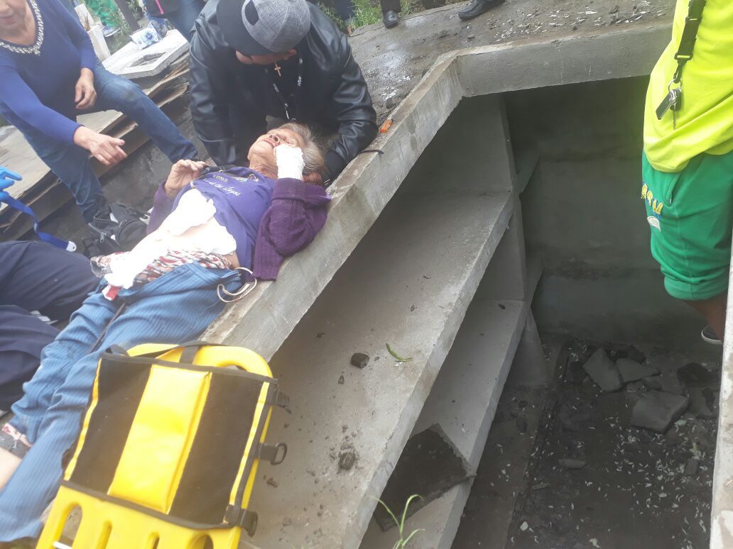 Siete personas caen a tumba en Iztapalapa