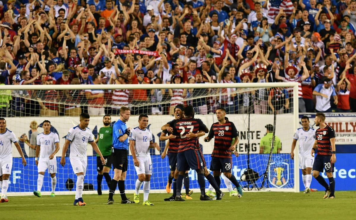 #Video Jugadores muerden a rivales en Copa Oro