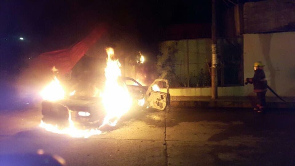 Queman cuatro vehículos en Chilpancingo