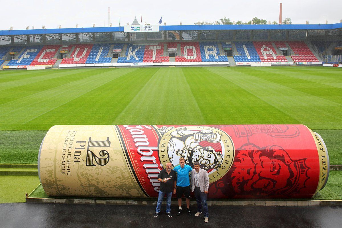Viktoria Plzen presenta bancas con forma de cerveza - viktoria-plzen1
