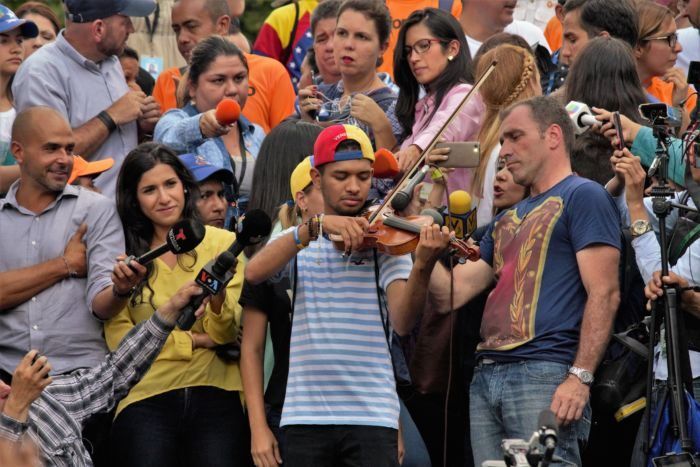 Autoridades detienen al "violinista de la libertad" en Venezuela - violinista-venezuela-2