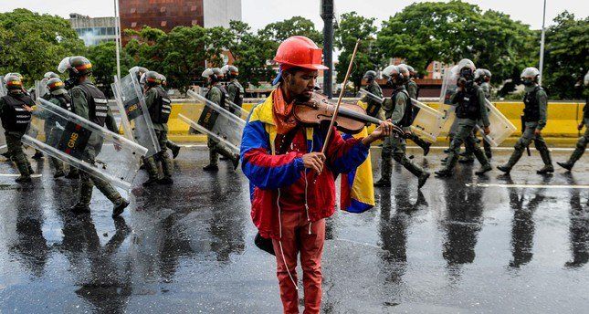 Economía de Venezuela se desploma a niveles de guerra