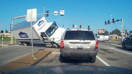 #Video Choque entre camión y auto deja dos lesionados