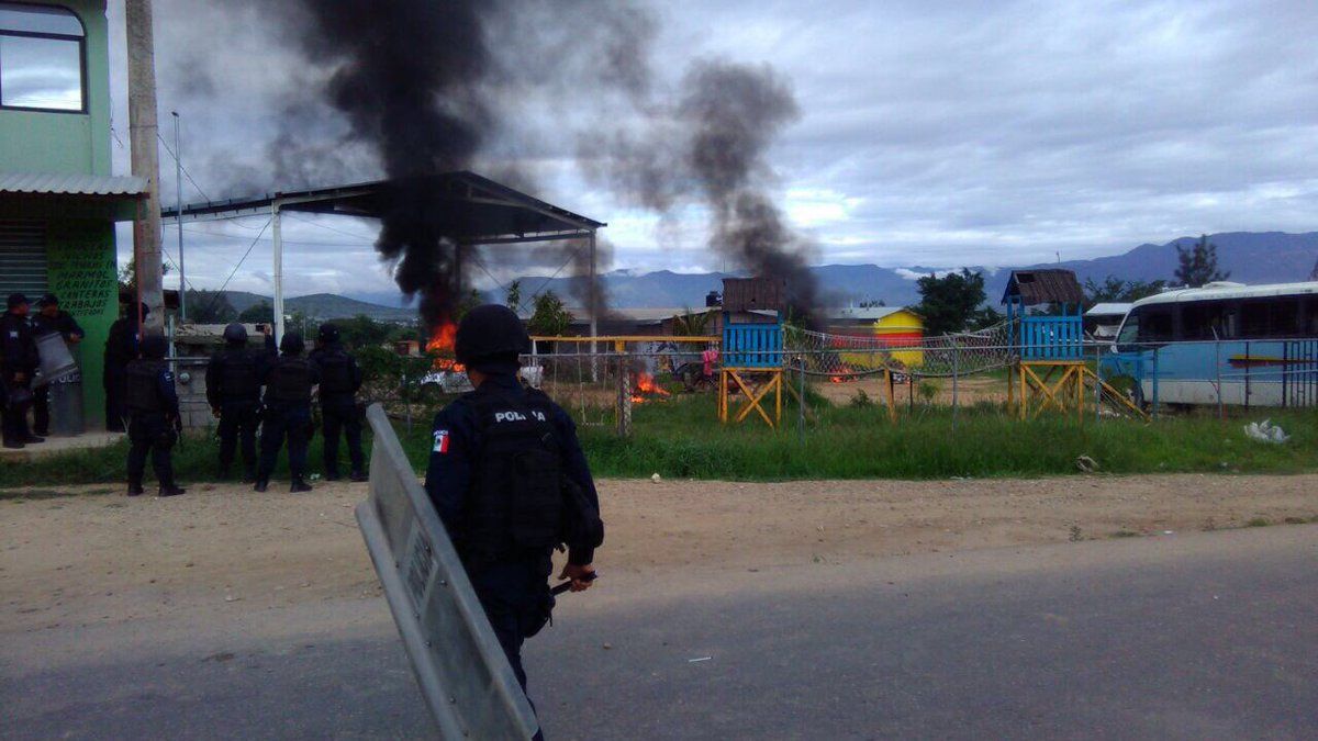 Enfrentamiento en Oaxaca deja un herido y varios vehículos quemados