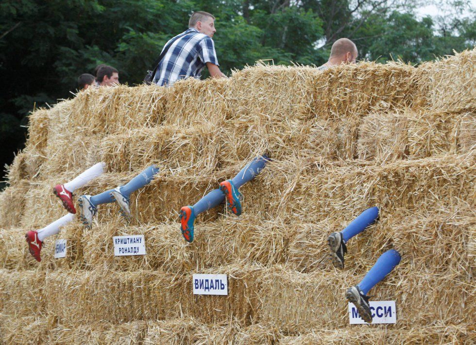 El estadio de futbol creado completamente de paja - 1502447794_662492_1502447888_album_normal