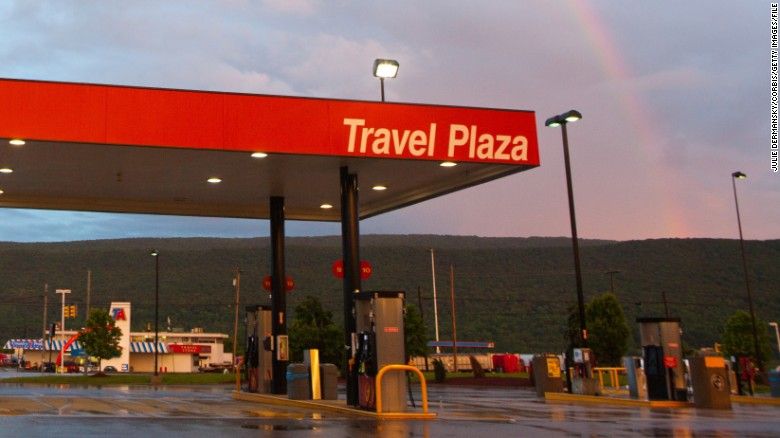 Encuentran tráiler con 17 indocumentados en Texas