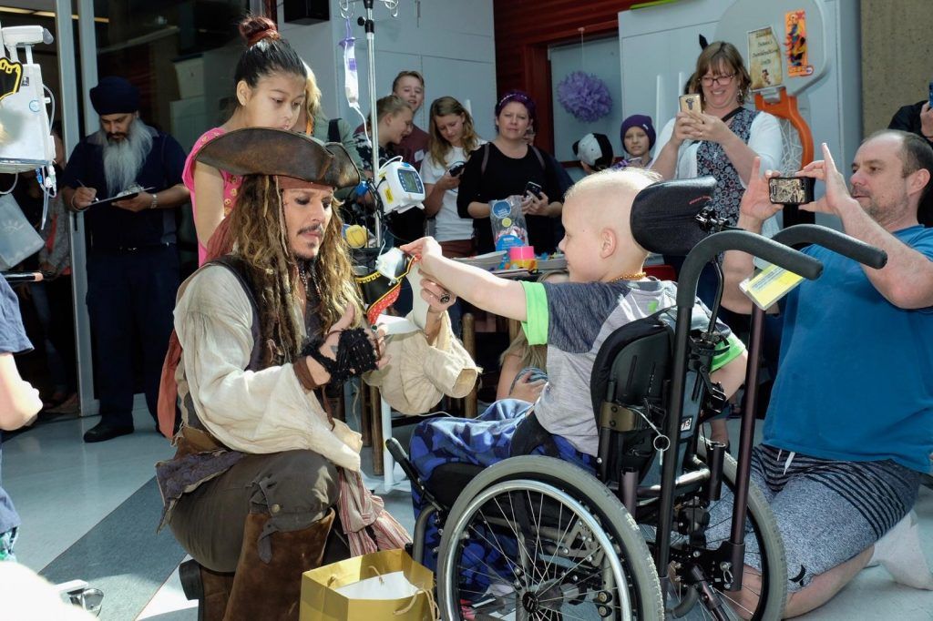 Johnny Depp visita hospital disfrazado de Jack Sparrow - 20748293_10155055372880805_3292396056604143533_o-1024x682