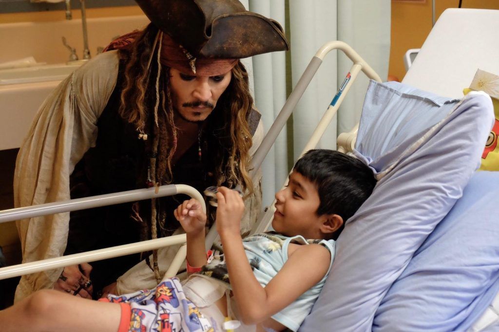 Johnny Depp visita hospital disfrazado de Jack Sparrow - 20776701_10155055369360805_4327516903479005532_o-1024x682