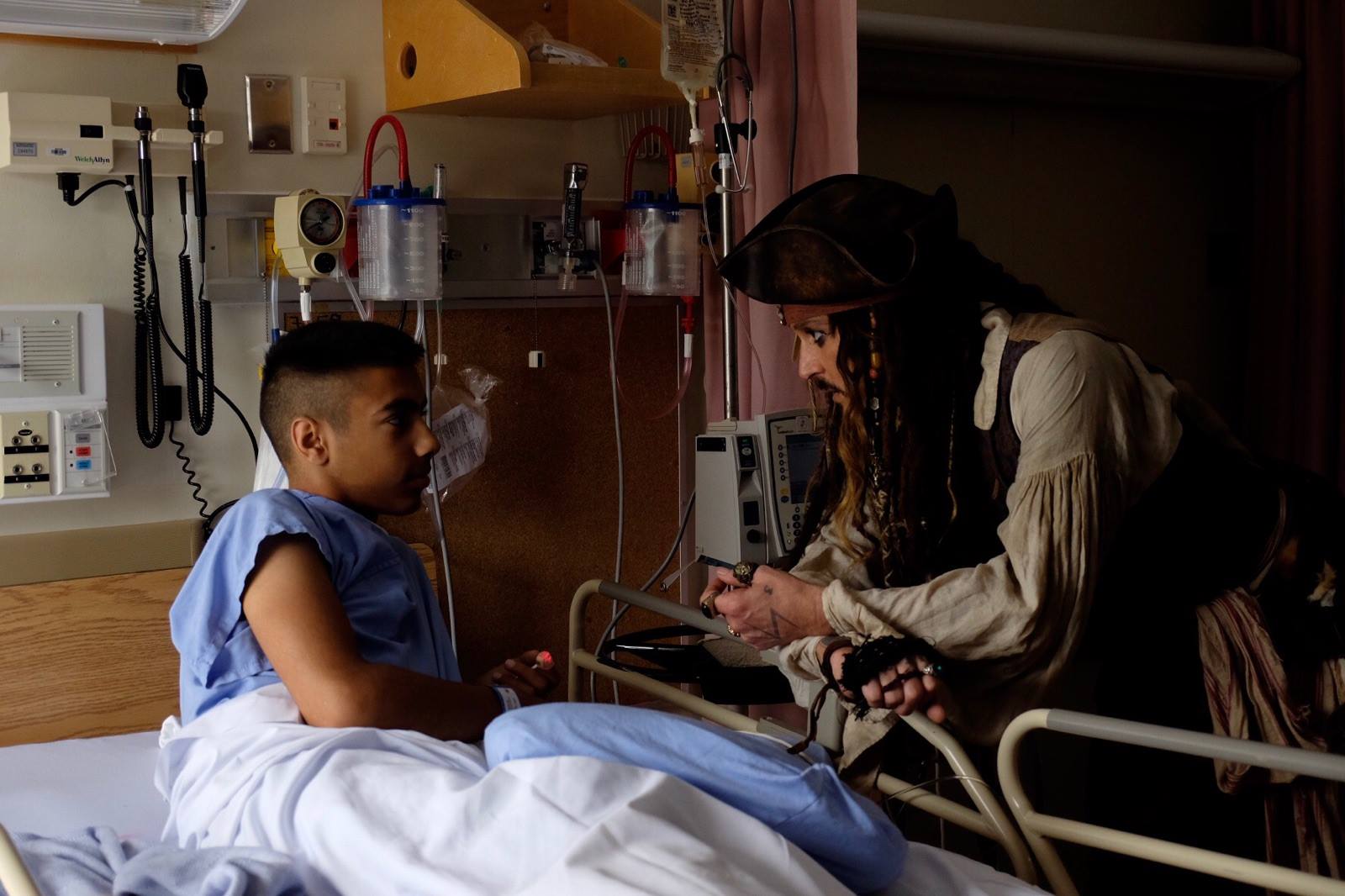 Johnny Depp visita hospital disfrazado de Jack Sparrow