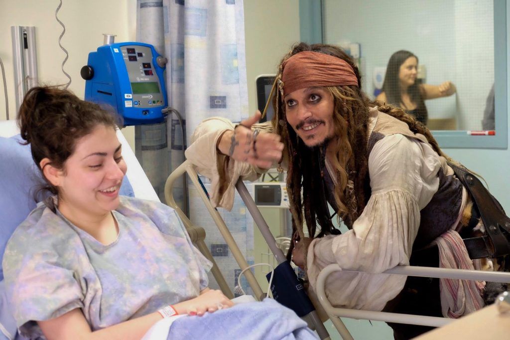Johnny Depp visita hospital disfrazado de Jack Sparrow - 20819502_10155055369365805_2629175439963966106_o-1024x682