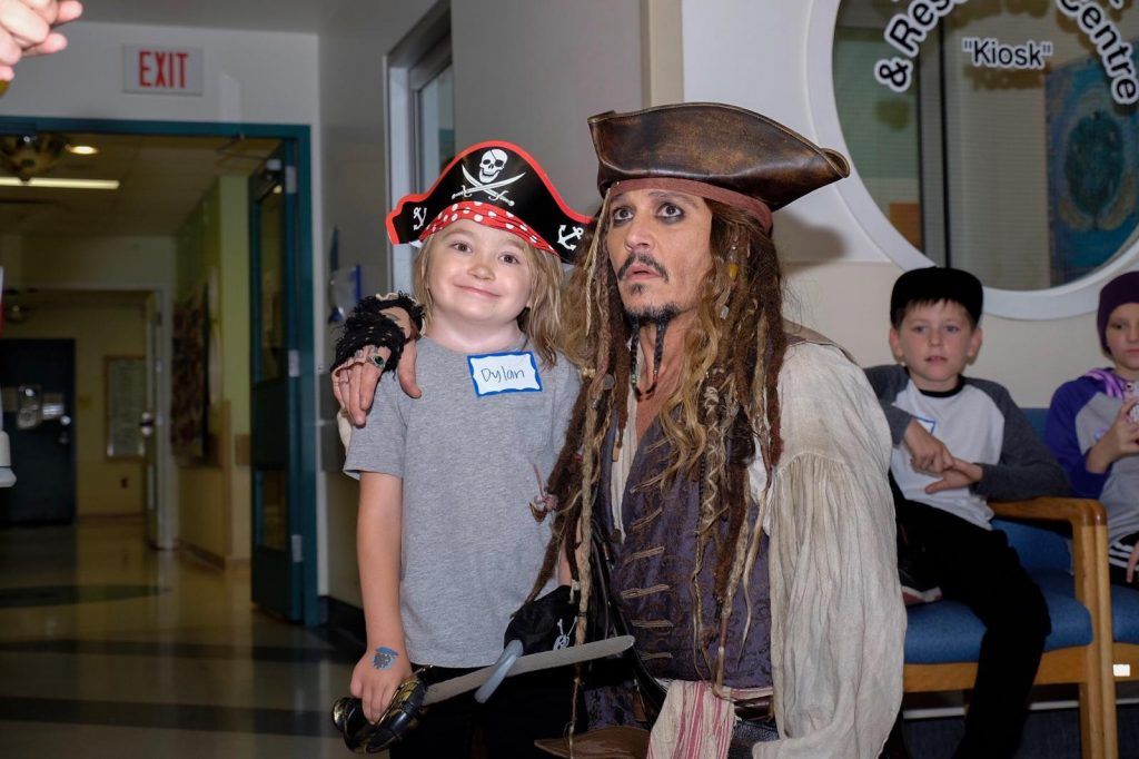 Johnny Depp visita hospital disfrazado de Jack Sparrow - 20861585_10155055372865805_4368778214052477071_o-1024x682
