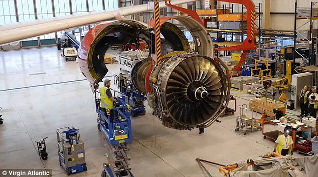 #Video Así colocan un motor de cinco toneladas en un avión