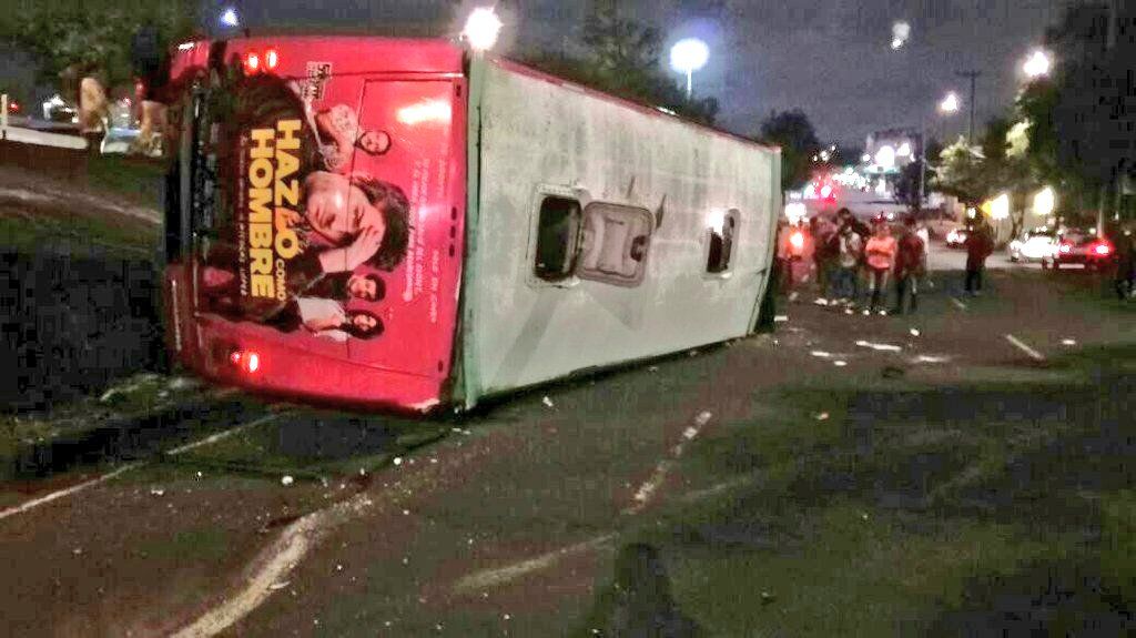 Vuelca camión de transporte público en Álvaro Obregón - @kroseco25-02