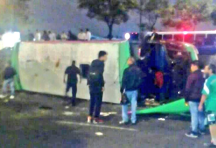 Vuelca camión de transporte público en Álvaro Obregón