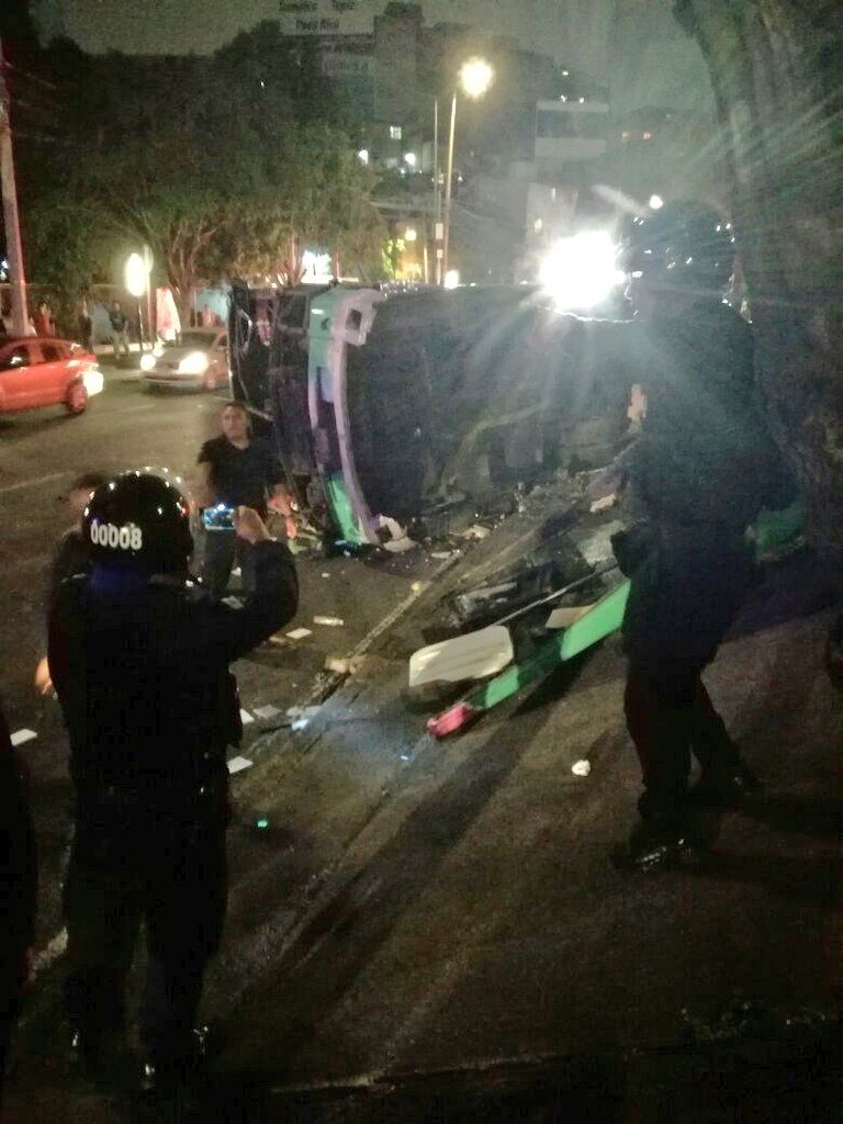 Vuelca camión de transporte público en Álvaro Obregón - @kroseco25-04