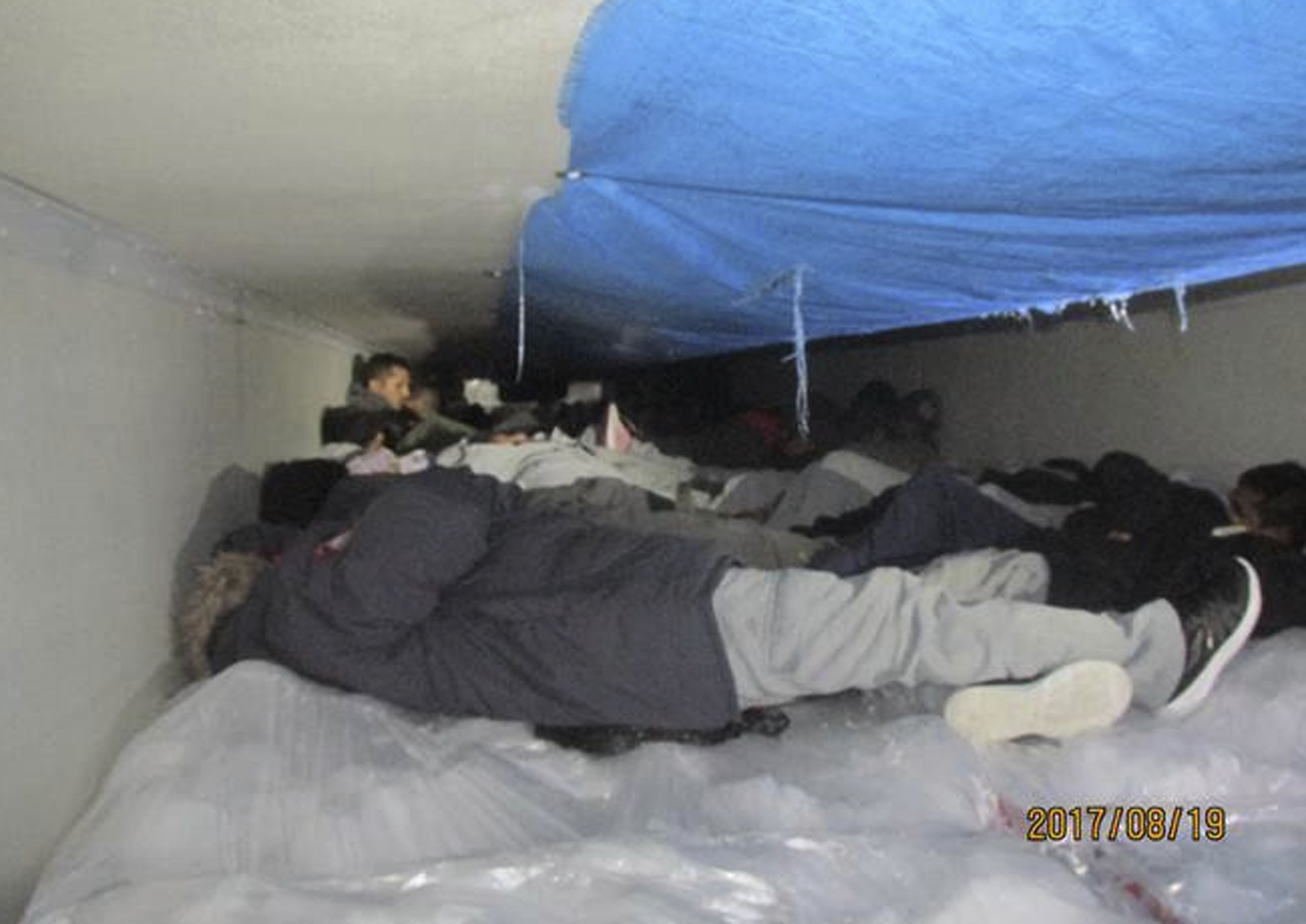 Hallan 60 migrantes en camión refrigerado en Texas - AP146312106475