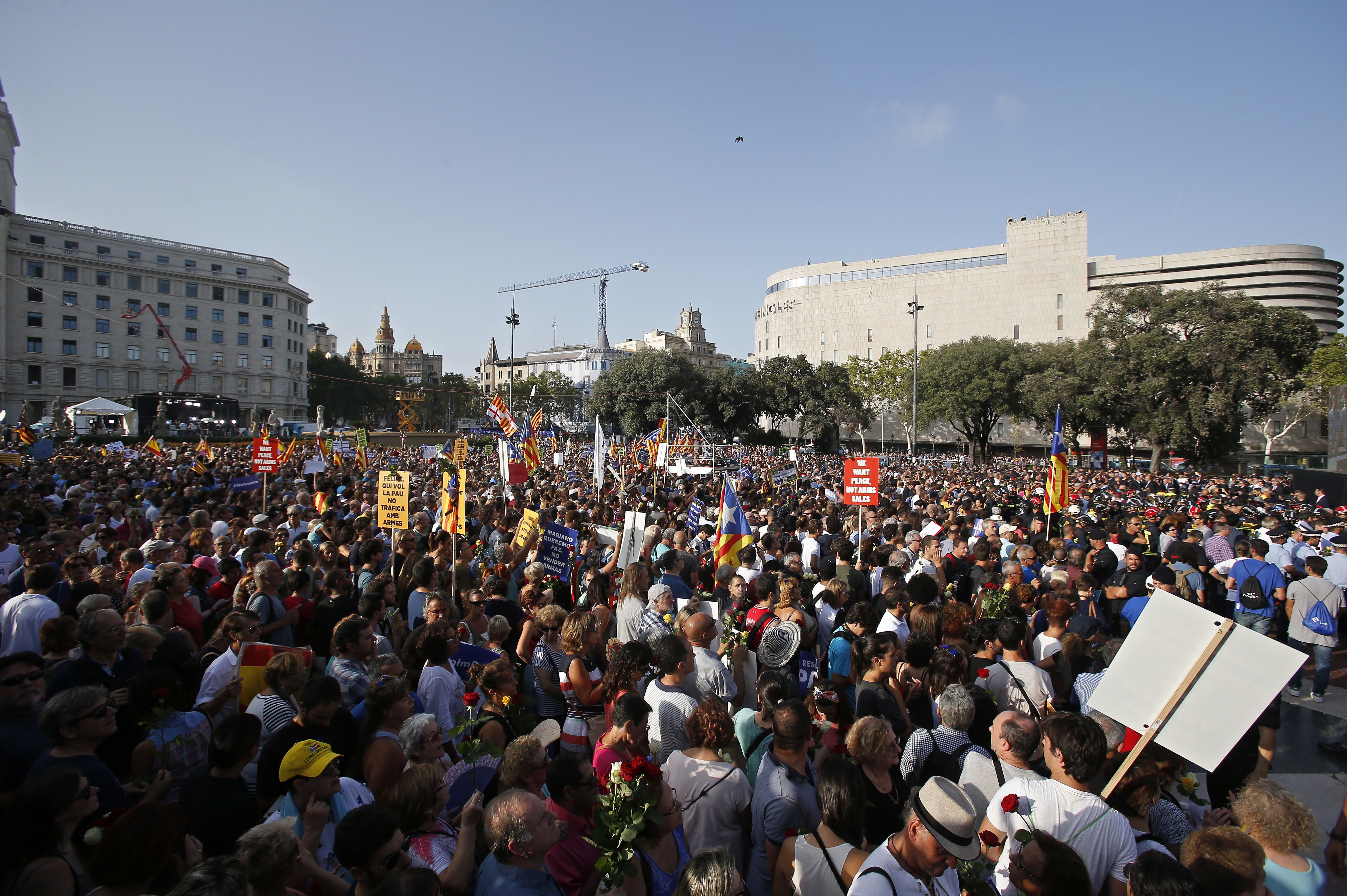 Barcelona realiza marcha masiva contra la violencia