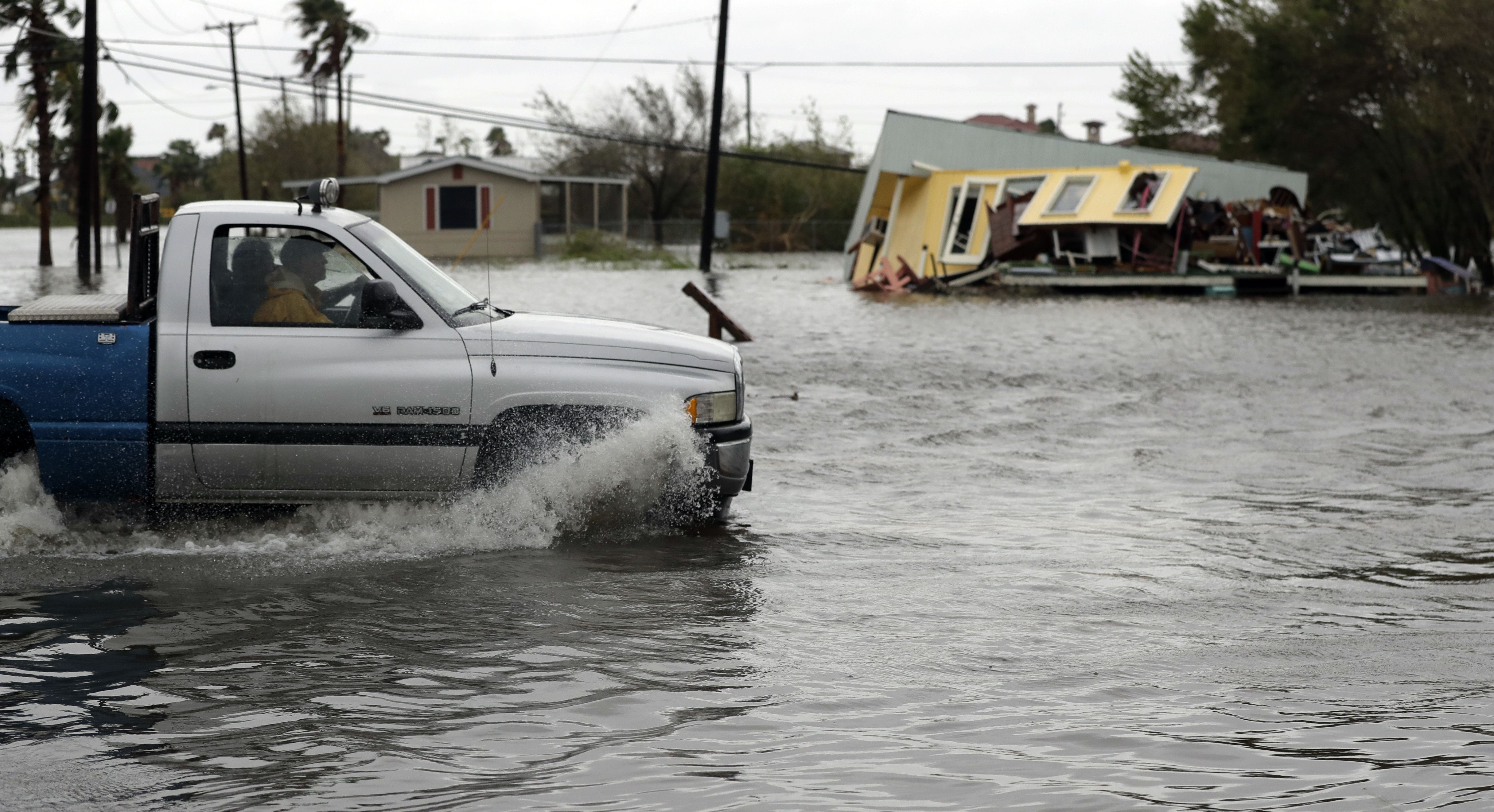 Muere una persona tras paso de Harvey por Houston - AP17238821767309