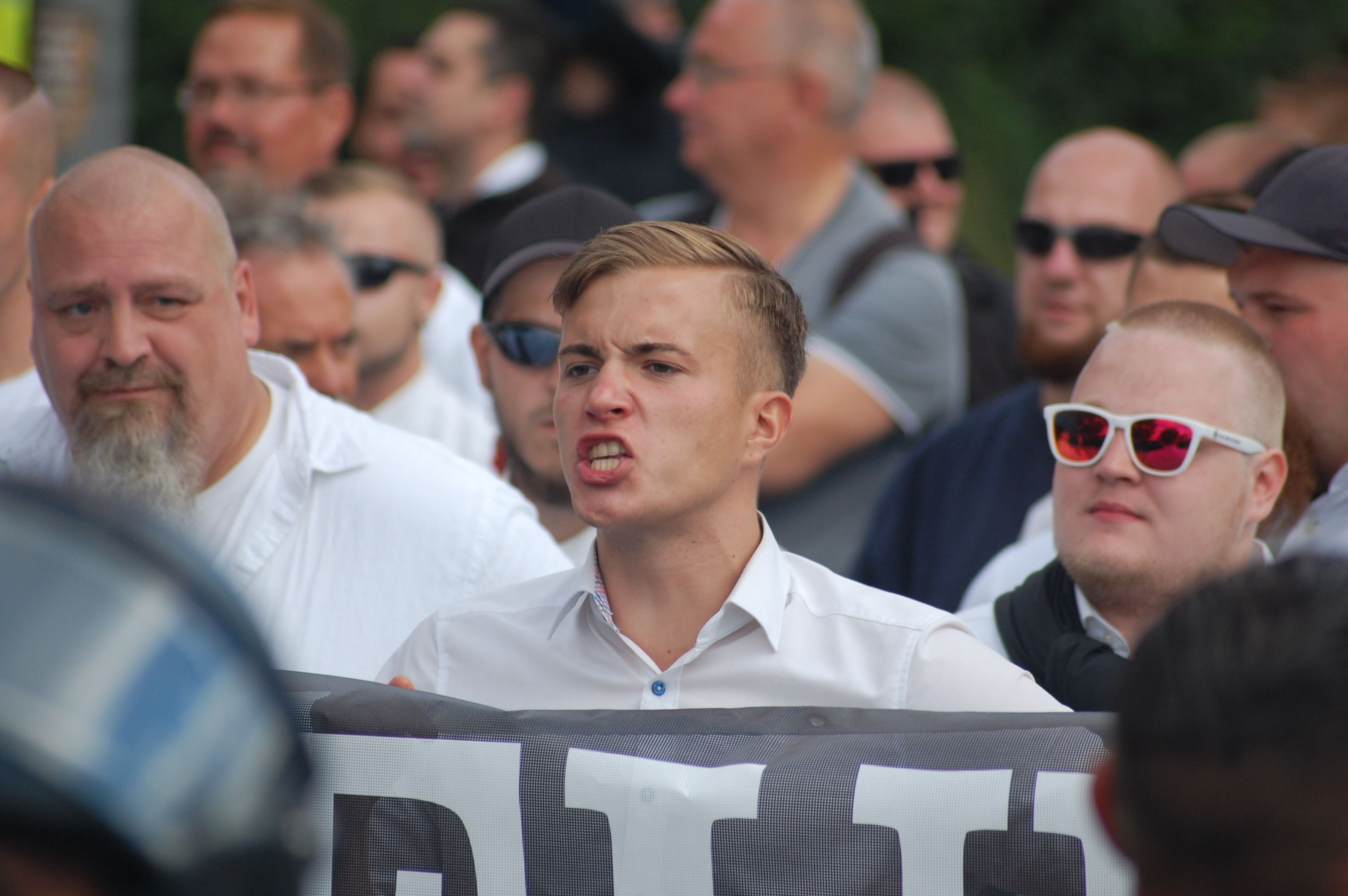 Detienen a 35 personas por marcha neonazi en Alemania - AP418873774937