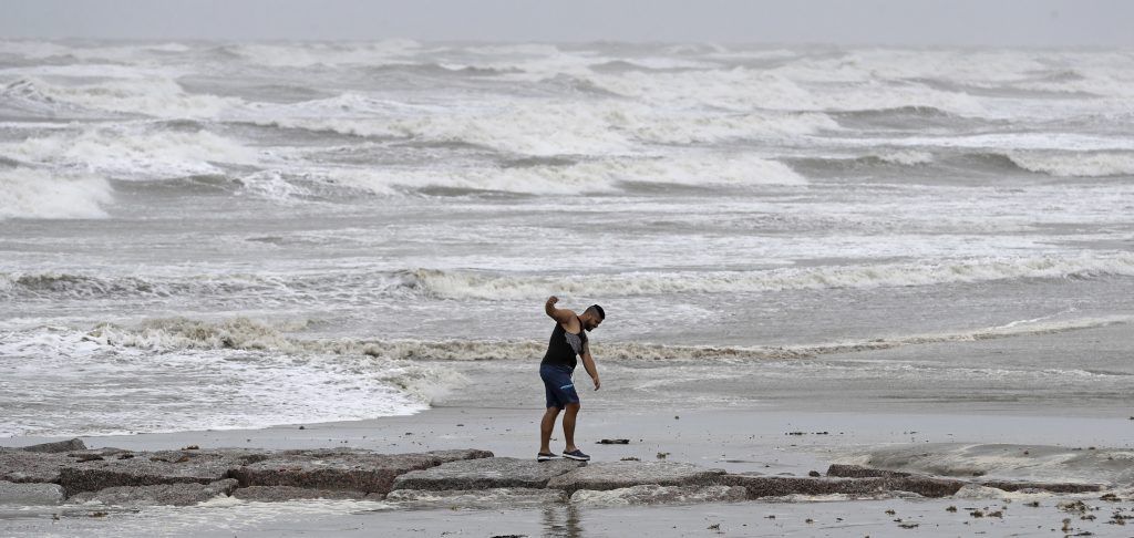Huracán Harvey alcanza categoría 4 - AP540182600383-1024x486