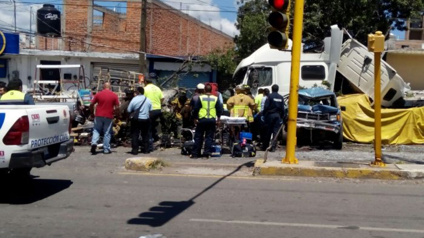 Tráiler se queda sin frenos y aplasta cinco vehículos en San Juan Del Río
