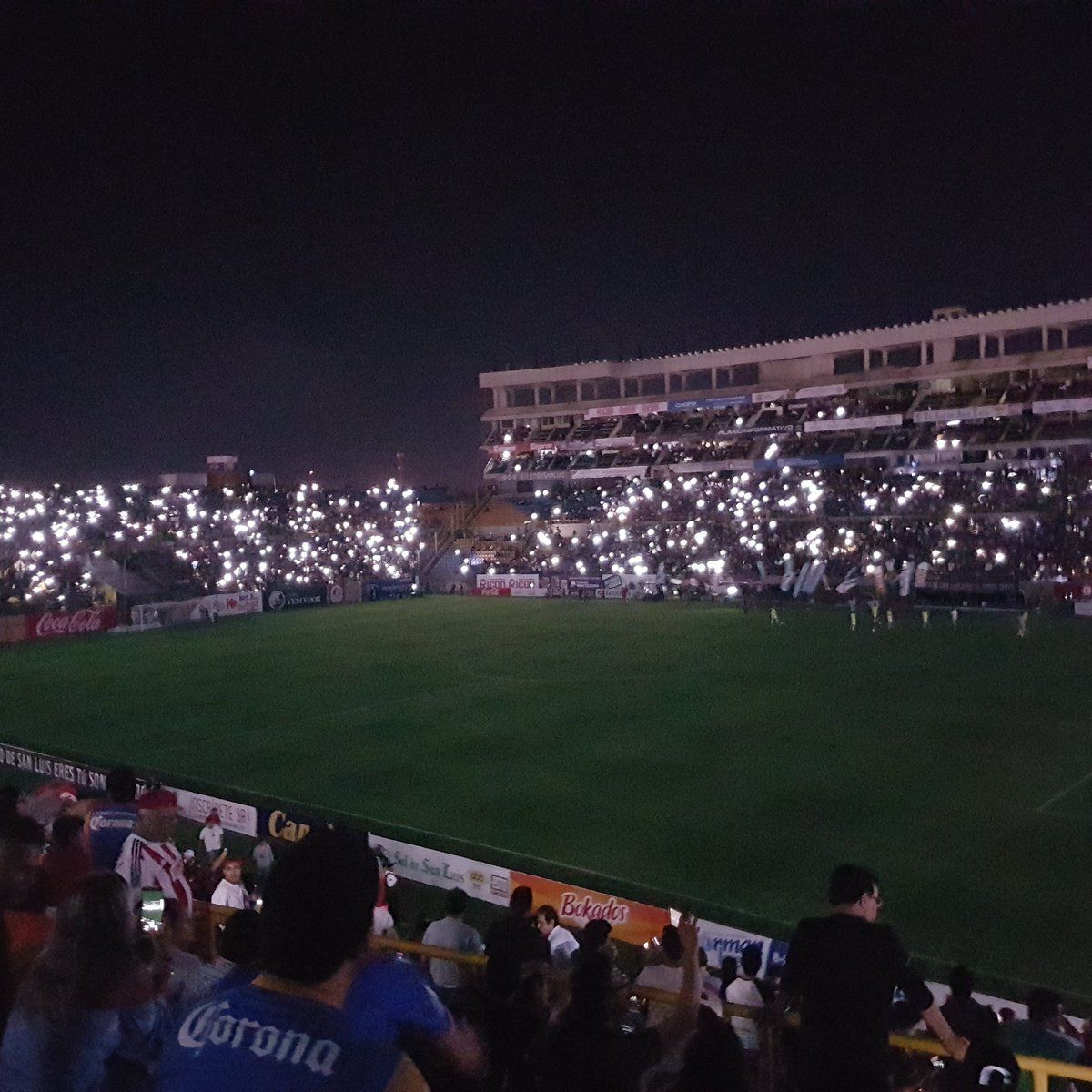 #VIRAL Afición ilumina el Estadio Alfonso Lastras tras falla en el alumbrado