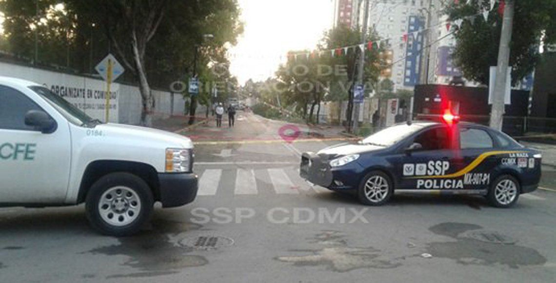 Banqueta con postes y árboles se hunde en Azcapotzalco - Azcapotzalco