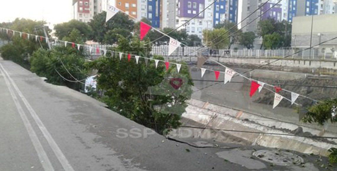 Banqueta con postes y árboles se hunde en Azcapotzalco - Azcapotzalco3
