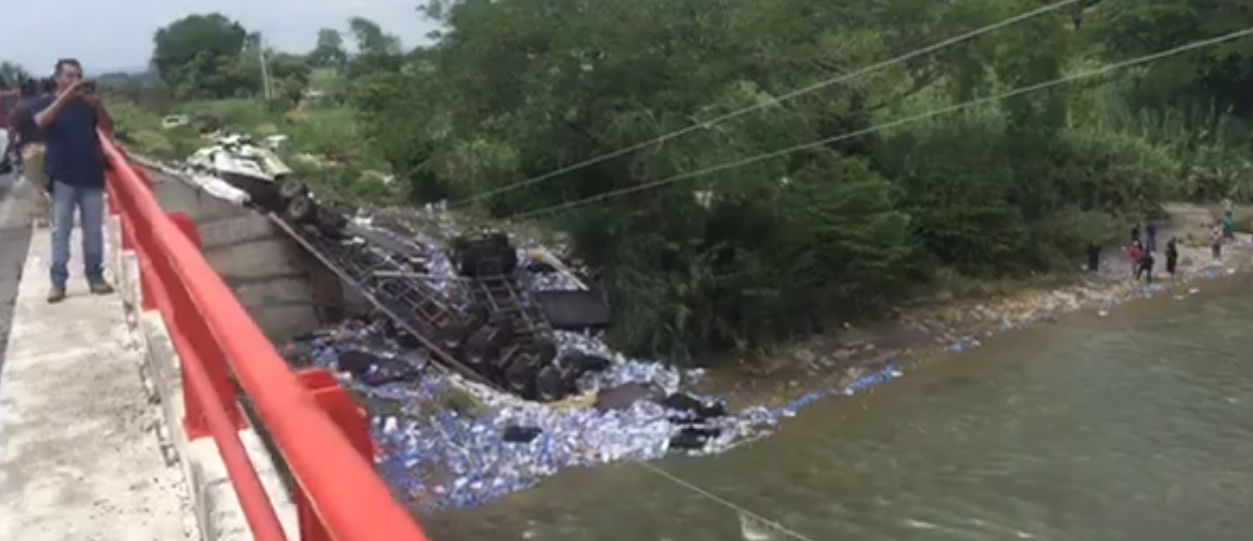 Tráiler de cerveza vuelca en carretera de Tamaulipas