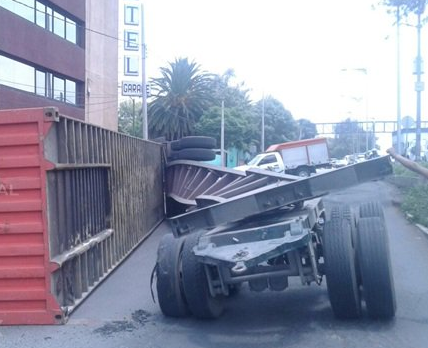 Vuelca tráiler en Calzada Zaragoza - Captura-de-pantalla-2017-08-04-a-las-15.15.29