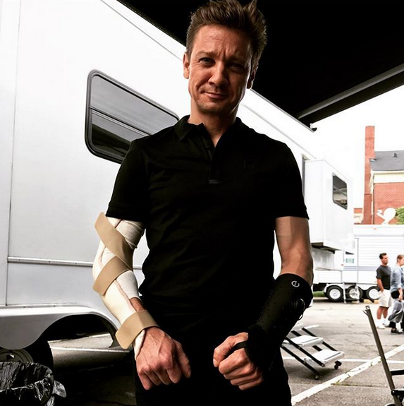 Jeremy Renner afirma estar preparado para Avengers tras fracturarse el brazo - Captura-de-pantalla-2017-08-11-a-las-10.26.35