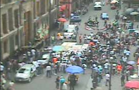 Estudiantes rechazados protestan frente a la SEP