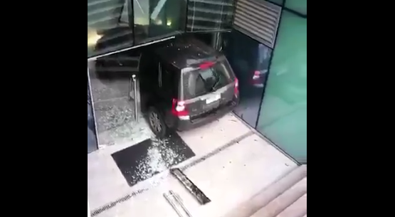 #Video Conductora confunde acceso a edificio con entrada a estacionamiento