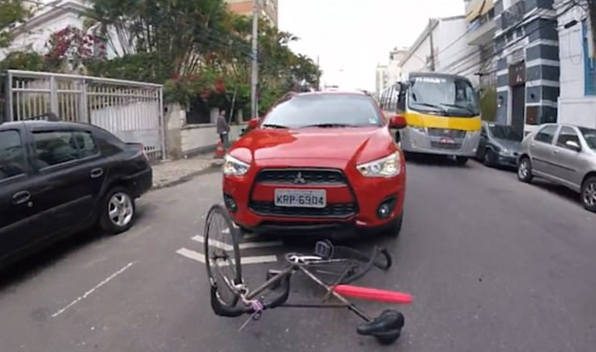 #Video Ciclista salta al cofre de un auto para evitar ser atropellado