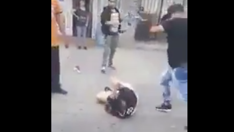 #Video Vecinos golpean y desnudan a ladrón en Ecatepec