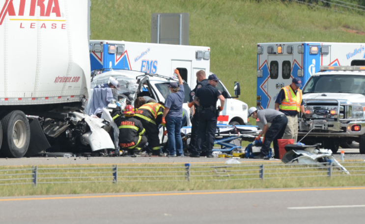 Mujer y tres niños mueren tras chocar con tráiler en Oklahoma Mujer y tres niños mueren tras chocar con tráiler en Oklahoma