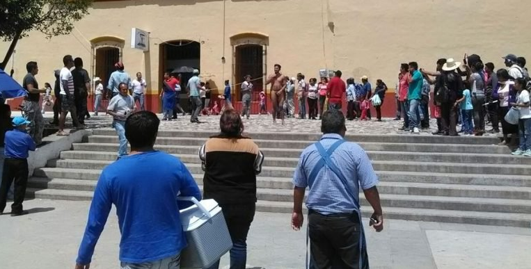 Exhiben e intentan linchar a hombre acusado de robo en Oaxaca