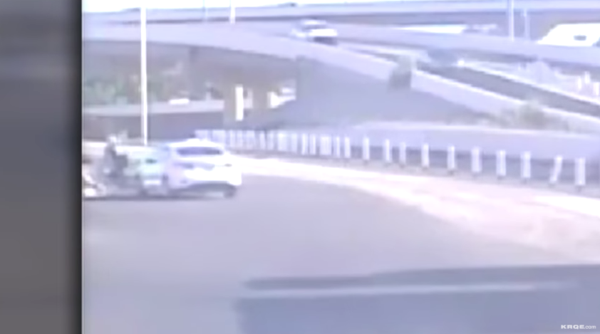 #Video Guardia golpea a ciclista con auto