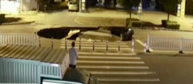 #Video Socavón se traga a motociclista en China