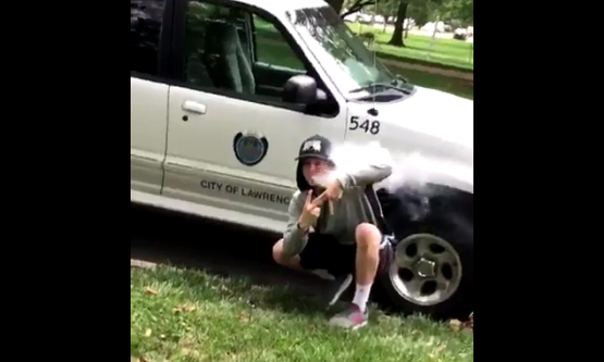 Policía devuelve burla a joven que intentó avergonzarlos