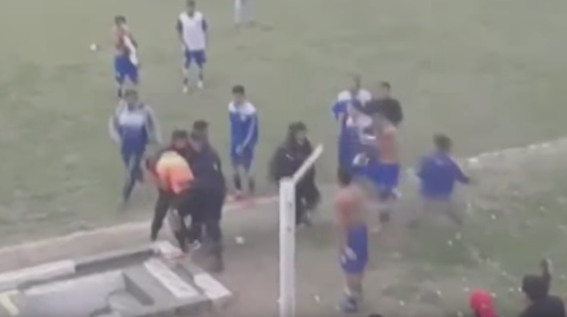 #Video Agreden a árbitro durante partido en Argentina