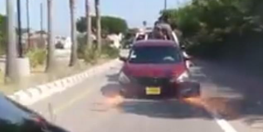 #Video Hombre trata de liberar su vehículo de grúa en movimiento #Video Hombre trata de liberar su vehículo de grúa en movimiento