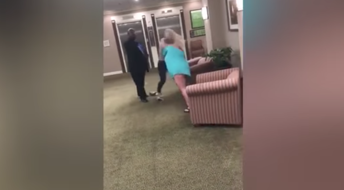 #Video Mujer golpea a otra por comentarios racistas