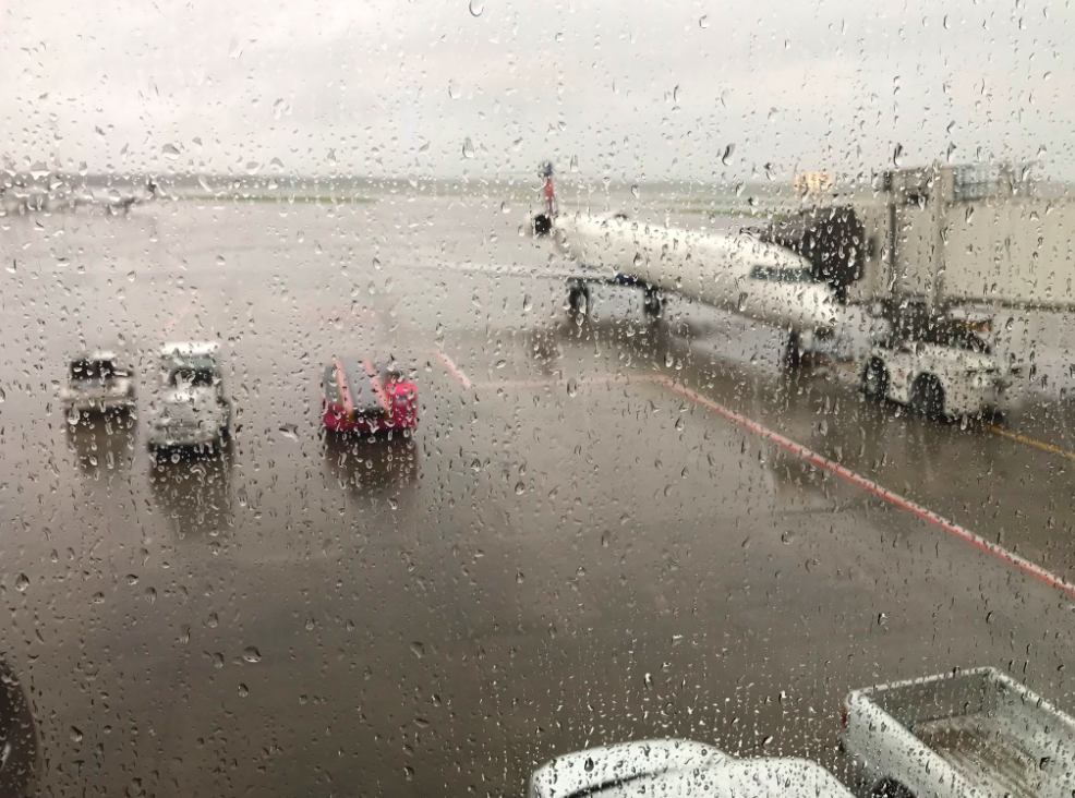 Harvey provoca cancelación de vuelos en Houston