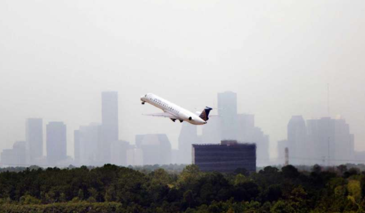 Harvey provoca cancelación de vuelos en Houston - Captura-de-pantalla-2017-08-27-a-las-1.24.45-p.m.