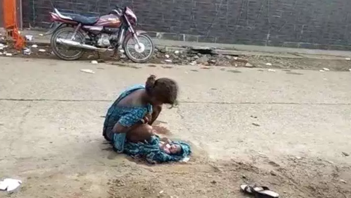 #Video Joven da a luz en plena calle