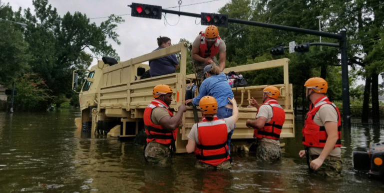 Gobernador de Texas y alcalde de Houston se contradicen en emergencia por Harvey