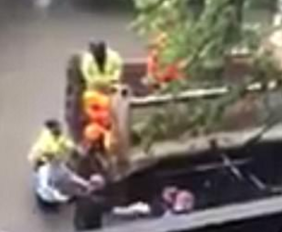 #Video Cadena humana ayuda a mujer embarazada en Houston