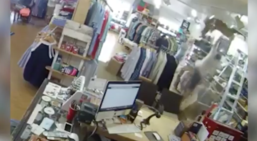 #Viral Hombre atraviesa el techo de una tienda